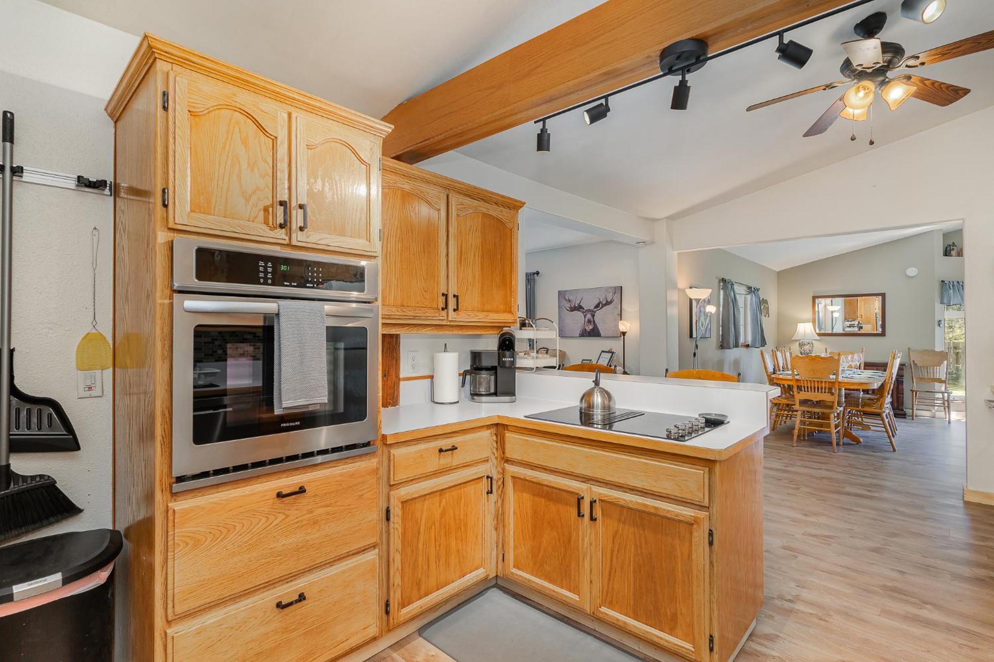 Bear's Den Hideaway With Hot Tub Holiday home