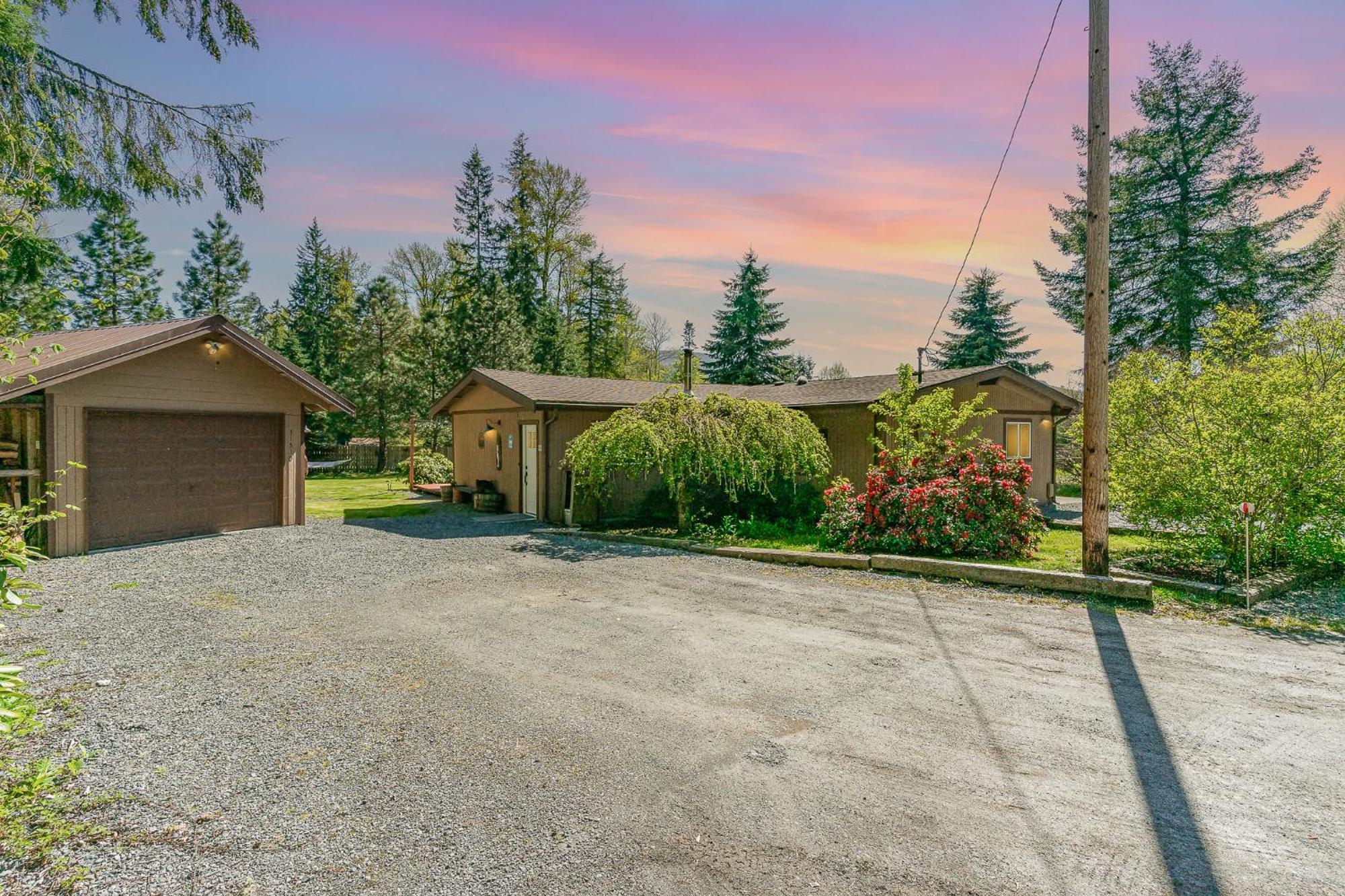 Bear's Den Hideaway With Hot Tub